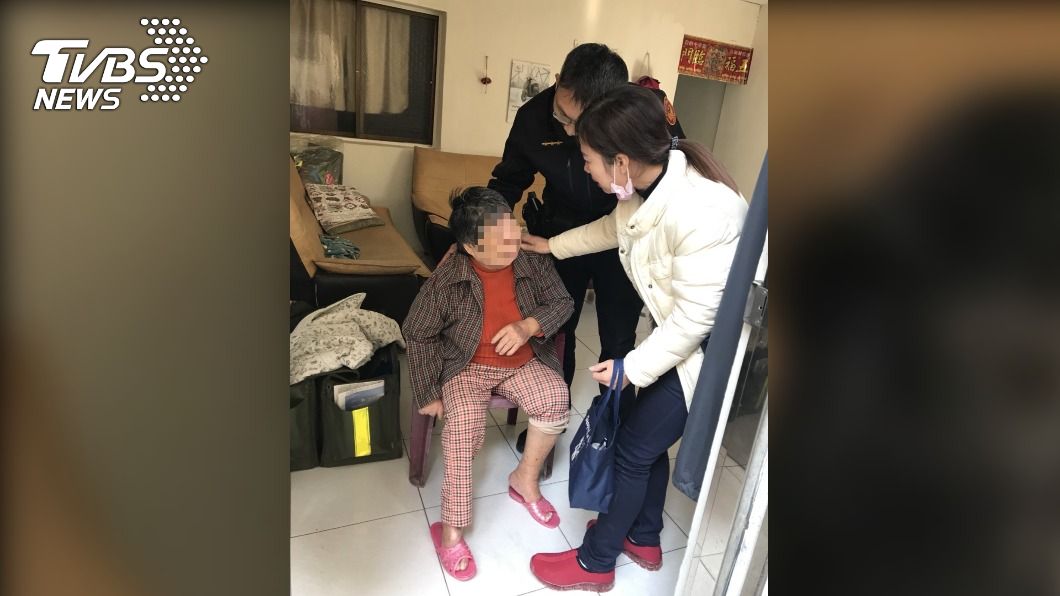 張姓婦人獲救後情緒激動。(圖/TVBS)