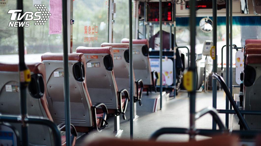 老翁搭公車癱軟從座位滑下 送醫急救仍不治