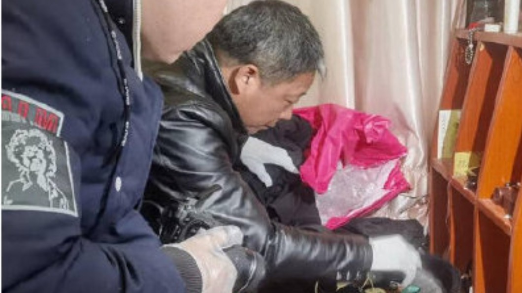 警方在現場進行搜證。(圖/翻攝自微博)