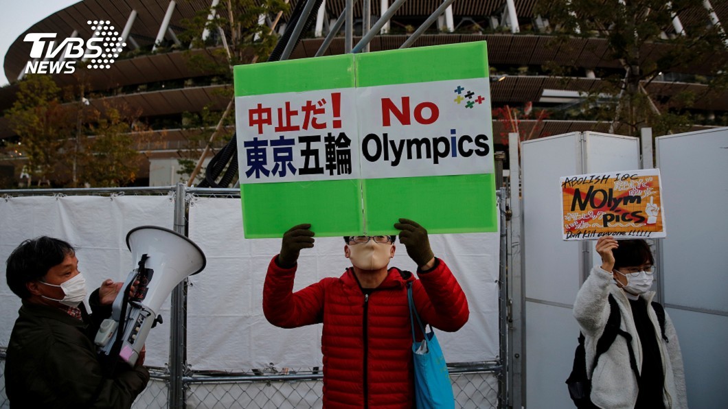 奧委會主席參觀興建中的東奧主場館時,民眾到現場抗議。(圖/達志影像路透社)