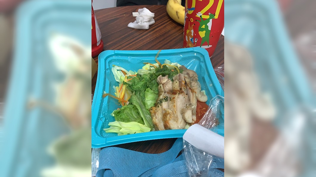 怨店員強迫微波沙拉 消費者PO文反被嗆:眼瞎了嗎?