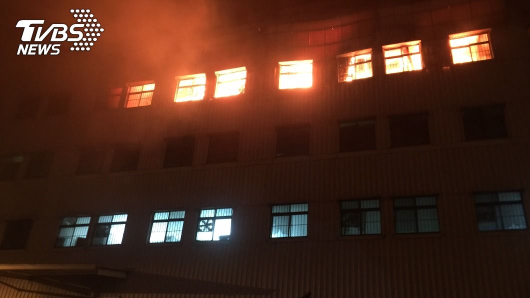 台南仁德區電器工廠大火　31個消防分隊出動灌救