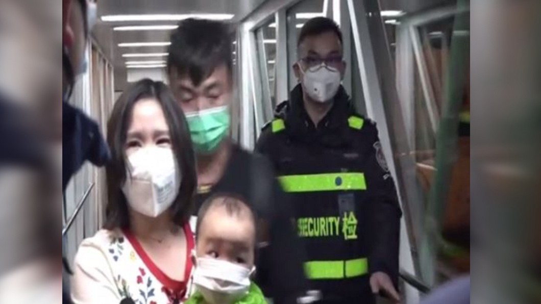 帶著孩子返回武漢的年輕媽媽,誓言要和家鄉一同度過難關。(圖/CCTV)