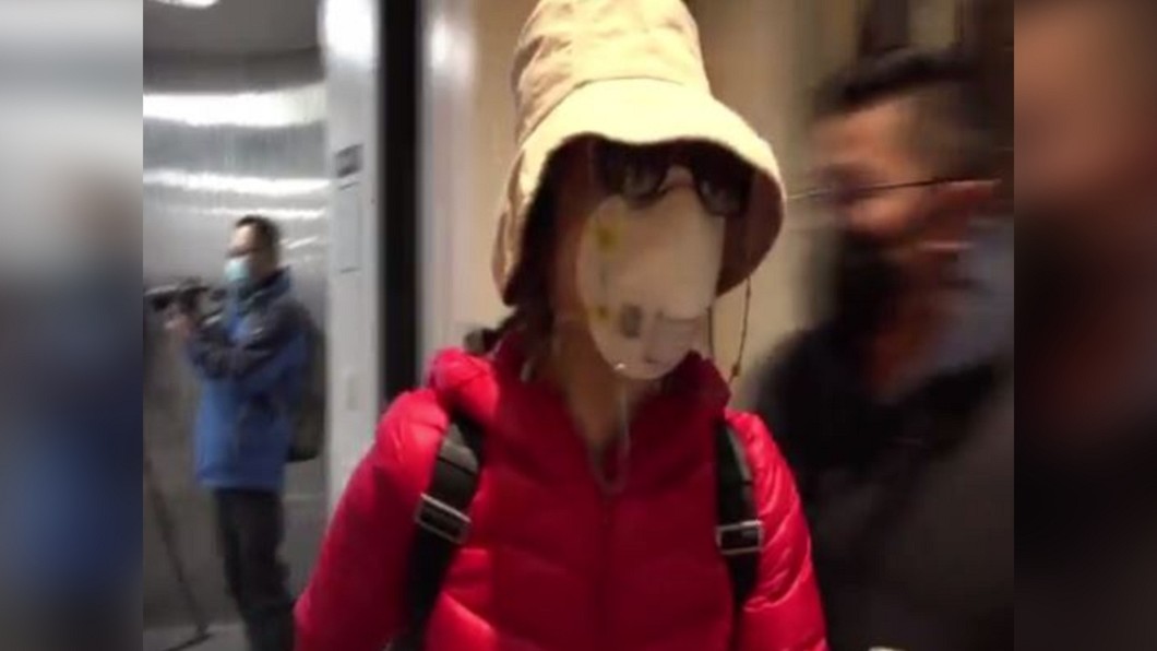 受到朋友囑託,這位女士帶著一批物資趕在封城前抵達武漢。(圖/CCTV)