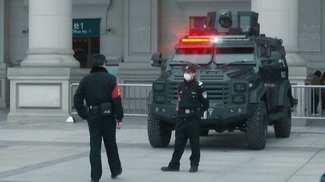 武漢出動大批公安與武警部隊,執行封城任務。(圖/CCTV)