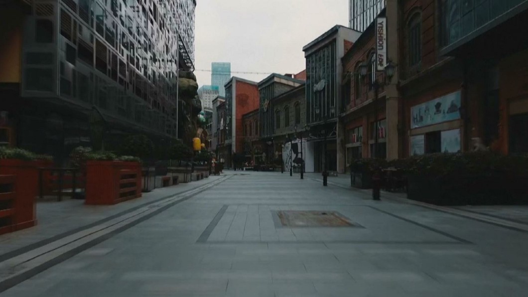 武漢封城後,昔日人來人往的鬧區和街道,變得異常冷清。(圖/CCTV)