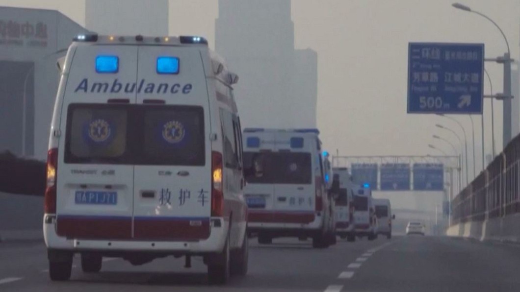 封城後的武漢,隨著確診患者激增,救護車變得應接不暇。(圖/CCTV)