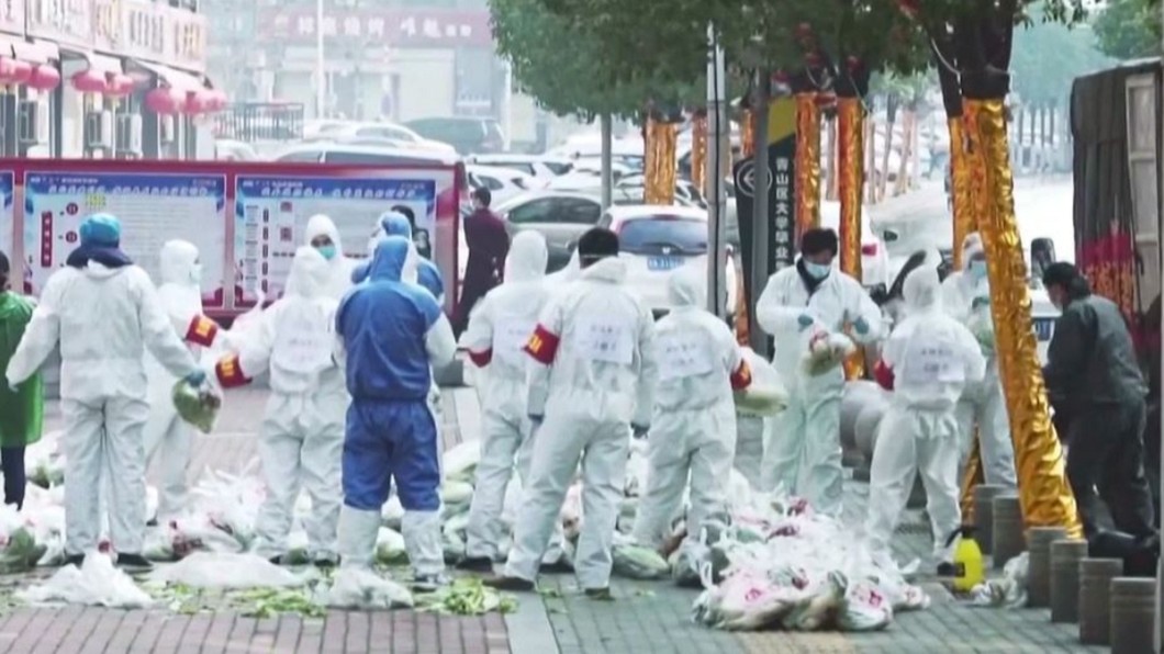 包裝好的一袋袋蔬菜,由志願者清點數量送到千家萬戶。(圖/CCTV)