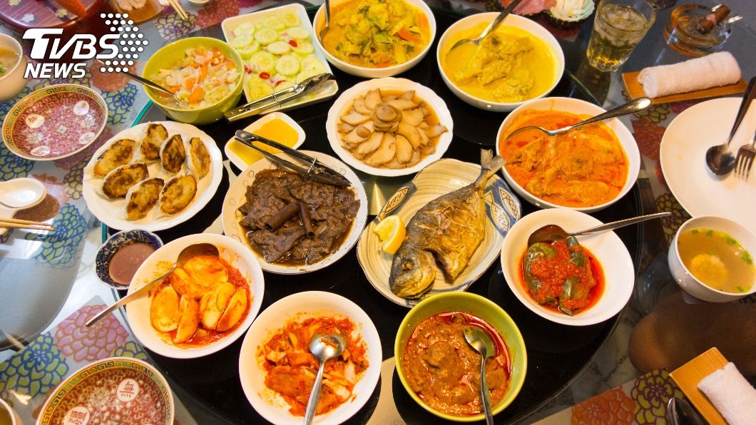 吃團圓飯時建議一旁可放置小盤子，以便迅速掌握吃進的量。（示意圖／shutterstock 達志影像）