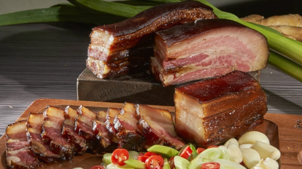此道正宗湖南煙燻臘肉,採全手工製作。(圖/翻攝自食尚玩家)