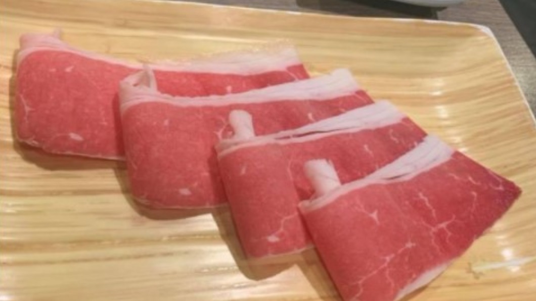 火鍋店和牛稍顯精瘦。(圖/翻攝自爆怨公社)