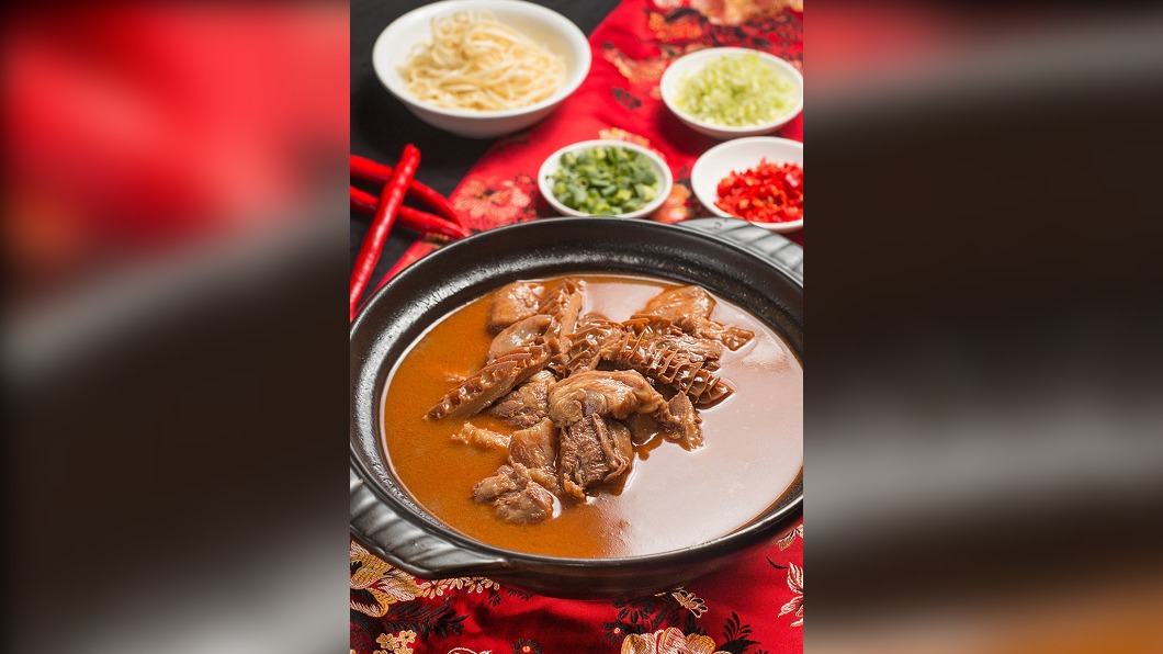 台北華國大飯店推出「華國三寶牛肉鍋」。(圖/翻攝自台北華國大飯店官網)