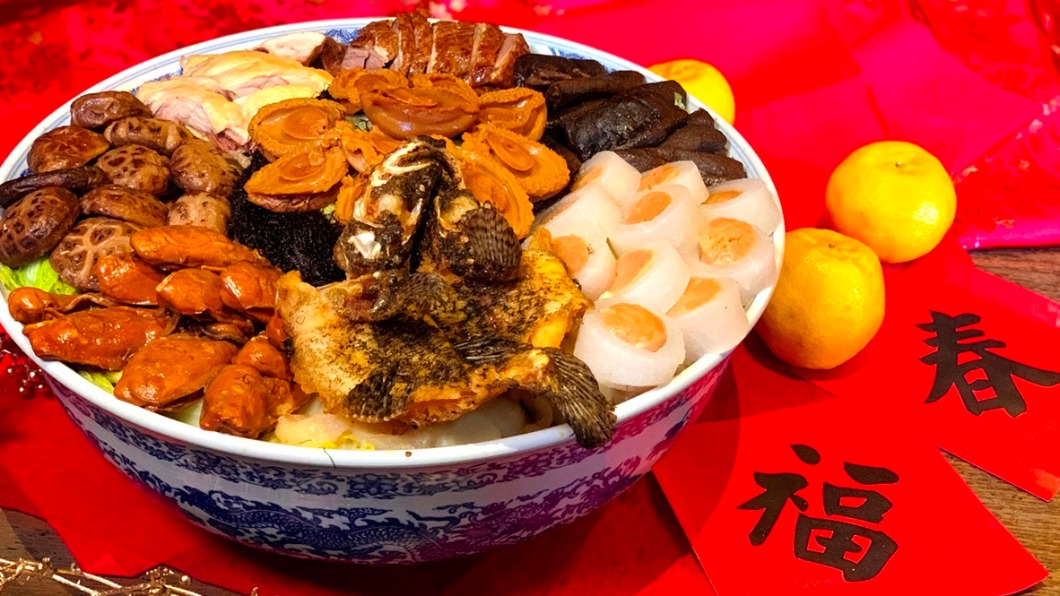 君品酒店今年再推出「富貴大盆菜」、「明火雞粥燉花膠」與「君品大四喜」等年菜佳餚。(圖/翻攝自君品酒店官網)