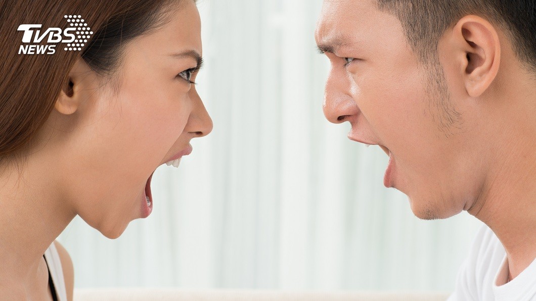 控妻「腳開開」穿熱褲魅惑 教授夫怒:侄子也不放過