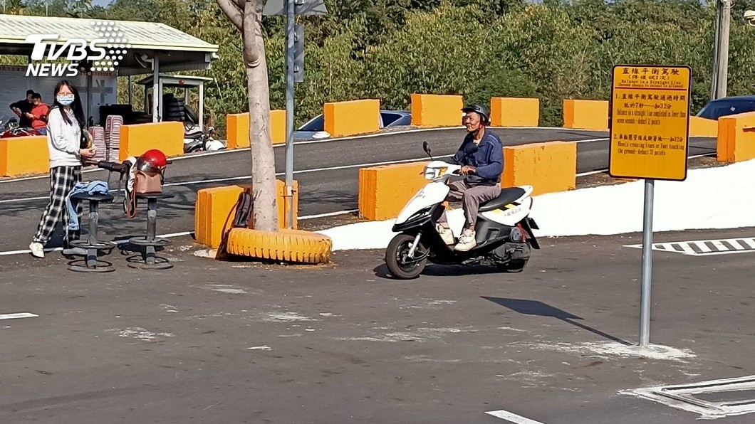 考到汽車駕照後,男子繼續考機車駕照,一次就通過。(圖/雲林監理站提供)
