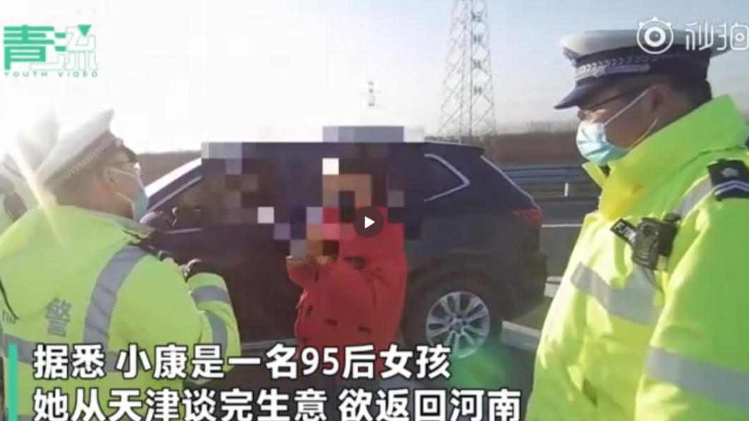 女子飆車的理由是「怕感染新冠病毒」。(圖/翻攝自《青流視頻》)