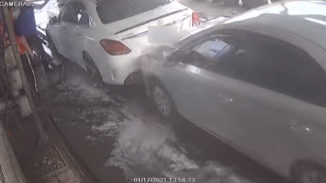 洗車廠驚險9秒暴衝 賓士遭「高速推撞」噴出隧道