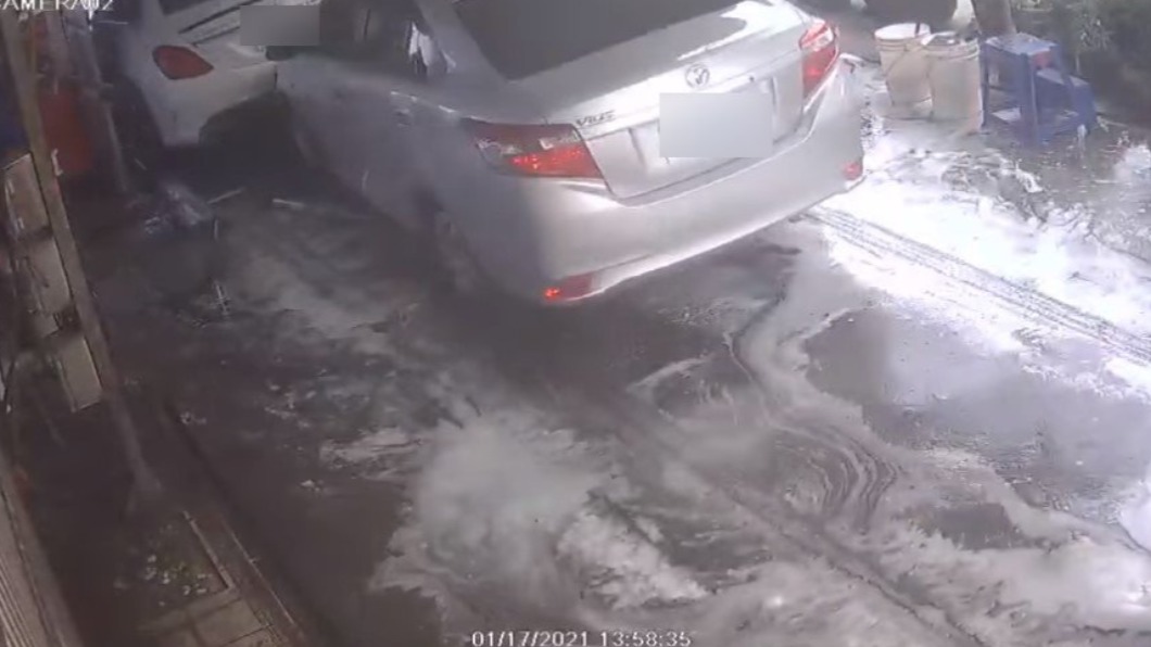 賓士車短短5秒就被後車推出隧道。(圖/翻攝自爆料公社二社)
