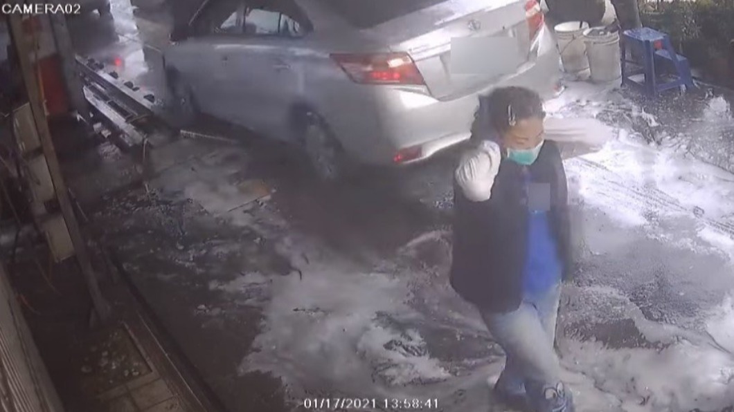 一名女員工差點被倒退車輛撞到。(圖/翻攝自爆料公社二社)