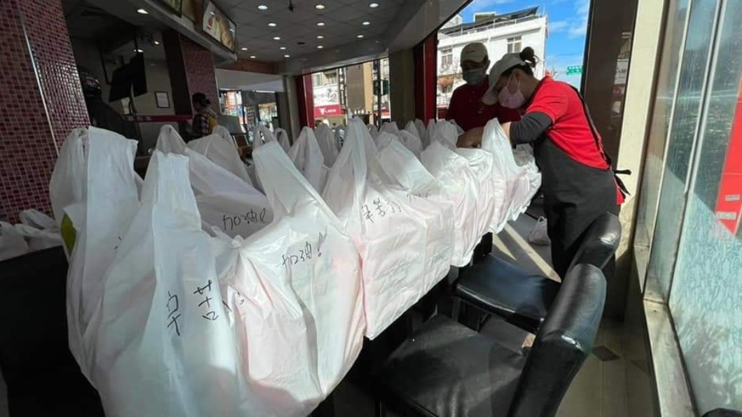 知名排骨飯為部桃醫護送上餐點。(圖/翻攝自正忠排骨飯臉書)