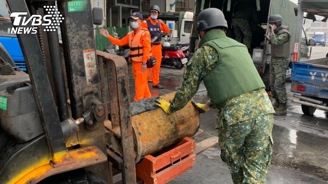 大麻煩誤以為大豐收 高雄漁民出海捕獲「深水炸彈」