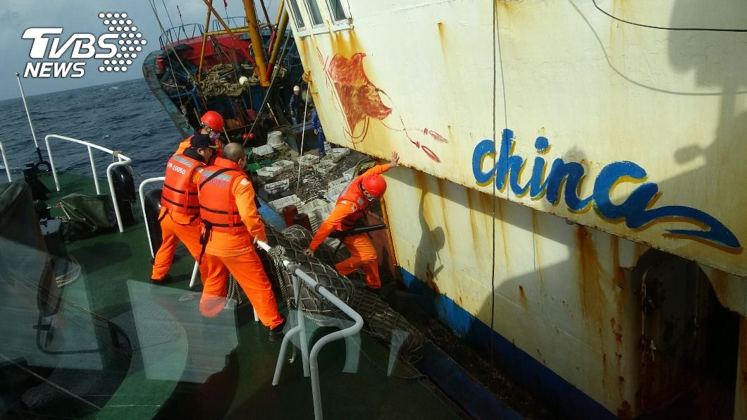 陸船越界捕魚加速逃逸 海巡強勢登檢扣9船員