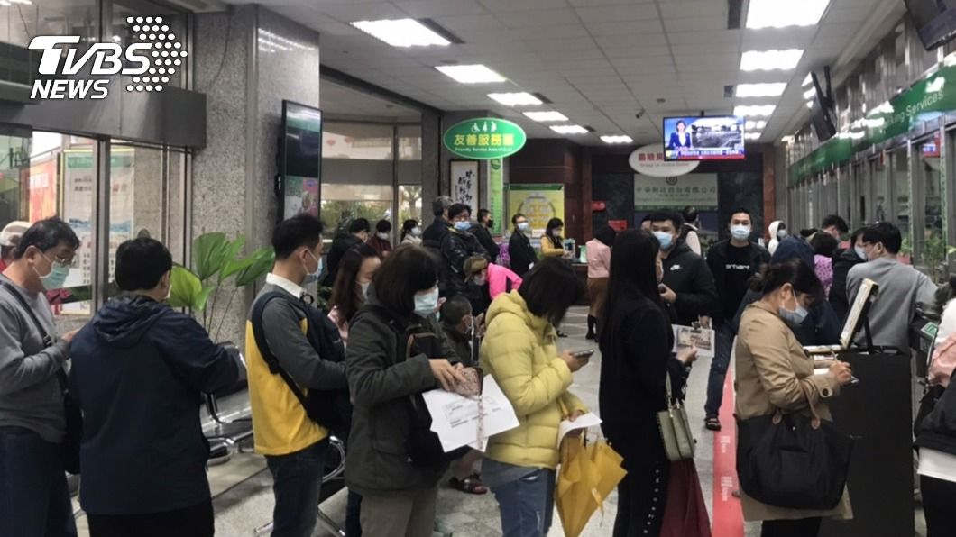 熱銷防疫保單將停售 民眾湧郵局匯保費
