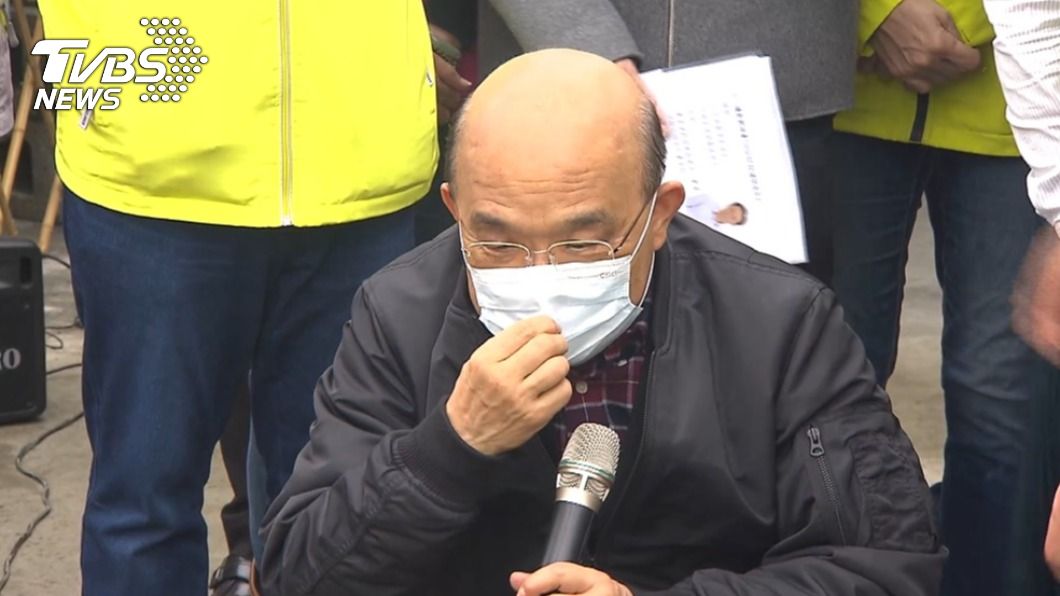 蘇貞昌拿九層塔在鼻前聞。(圖/TVBS)