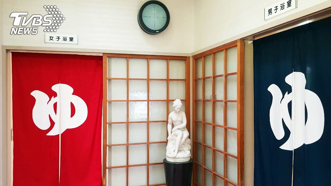 男老師扮女裝闖「女湯」。（示意圖／shutterstock達志影像）