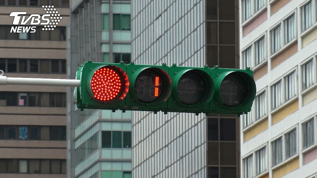 男騎車闖紅燈抗罰勝訴　員警送達通知未合法