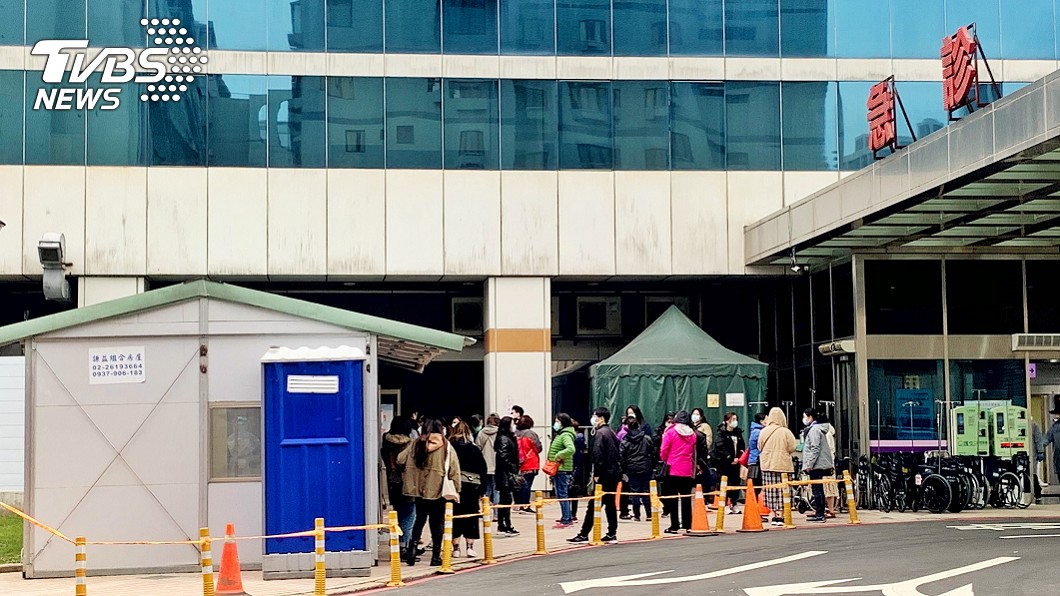 部桃群聚感染再擴大 戶外採檢區湧待檢人潮