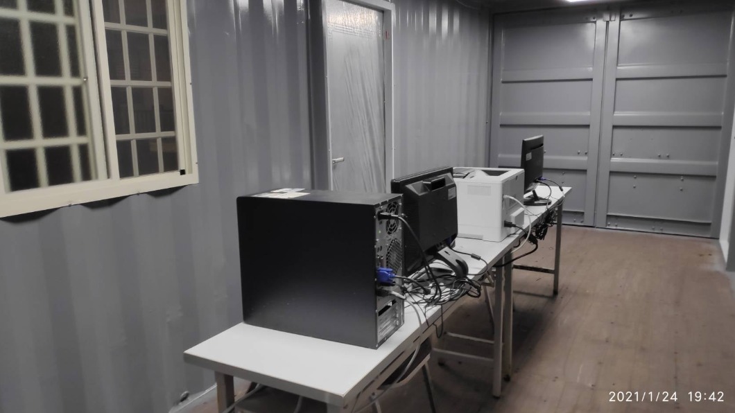 貨櫃屋看診,確實做到「分艙分流」。(圖/翻攝自施景中臉書)