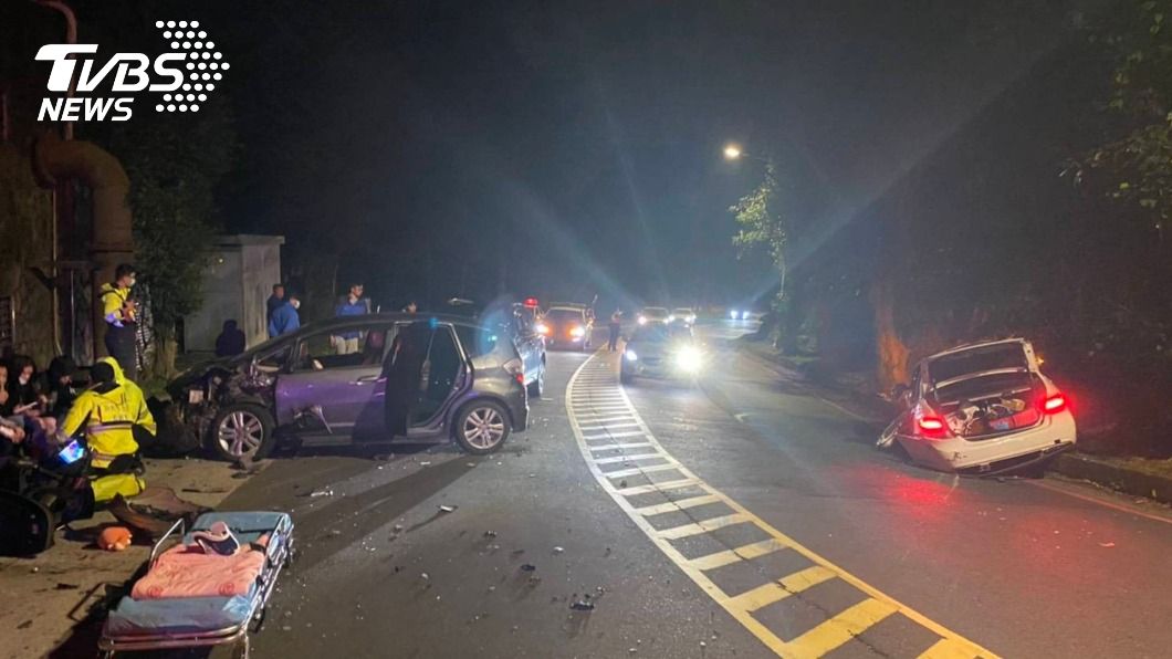 新店轎車疑過彎失控衝撞對向汽機車 7人輕傷送醫