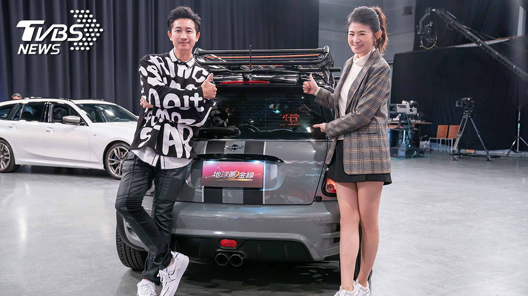 Darren超車時後擋秀這句話 保證減少行車糾紛?