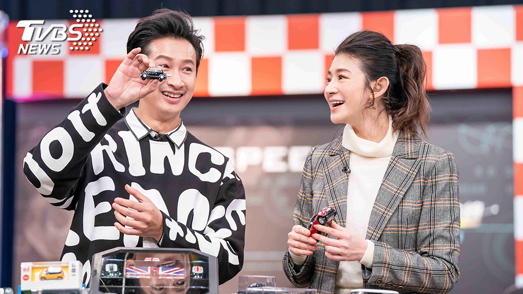 TVBS《地球黃金線》來賓Darren熱愛MINI Cooper，私下收藏許多MINI模型車。右為主持人蘇宗怡。圖／TVBS 