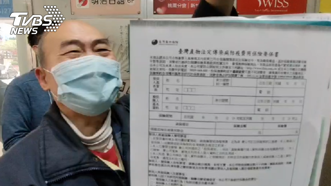 阿伯認為防疫保險「桃園市民都需要」。(圖/TVBS)