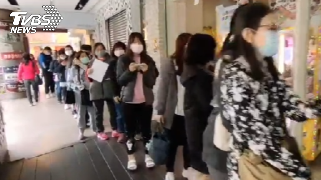 桃園台產出現排隊人潮。(圖/TVBS)