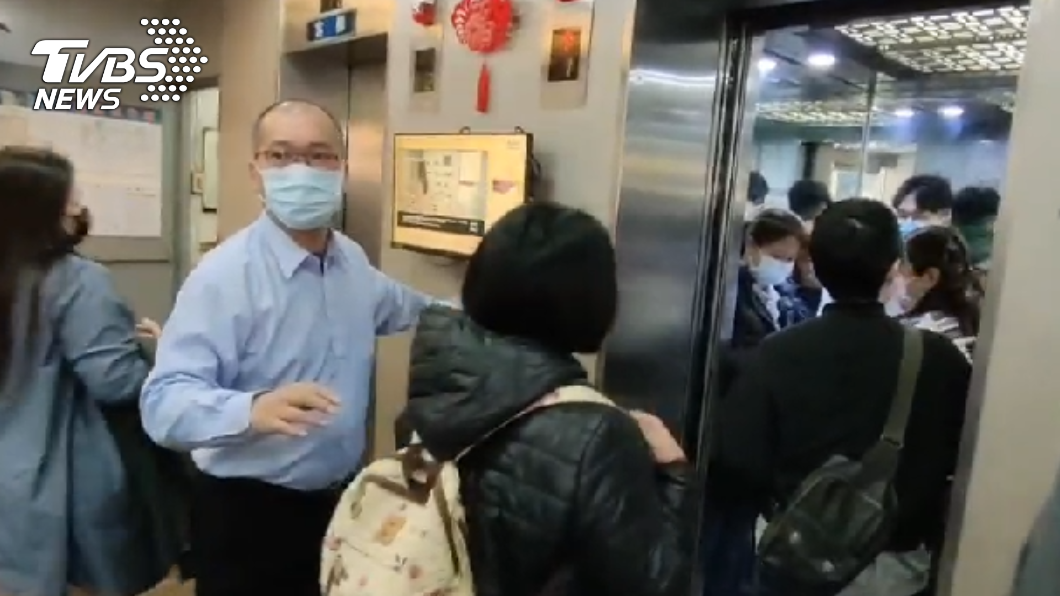 民眾排了近2小時,連保險公司大門都還進不去。(圖/TVBS)