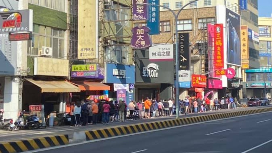 台產台南分行也出現排隊人龍。(圖/翻攝自臉書社團「台南爆料公社」)