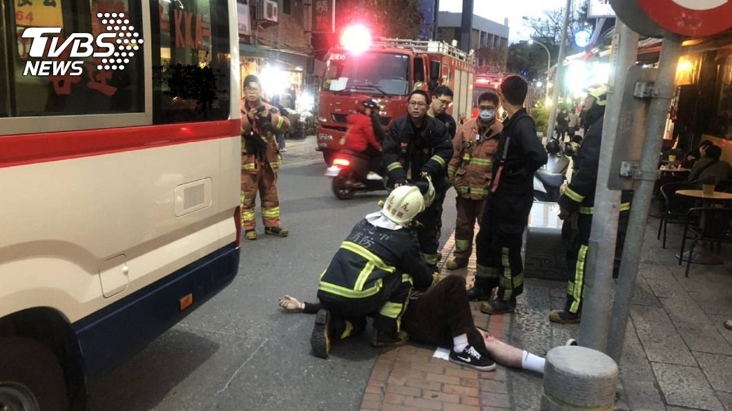 淡水男子溜滑板撞公車　手腳骨裂送醫還要吃罰單