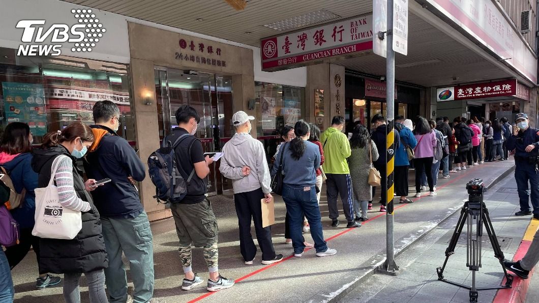 臺產防疫保單最後收件日 排隊人龍超過300公尺