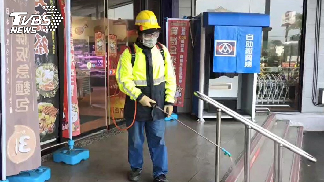 全聯八德東勇店戶外環境進行消毒。(圖/TVBS)