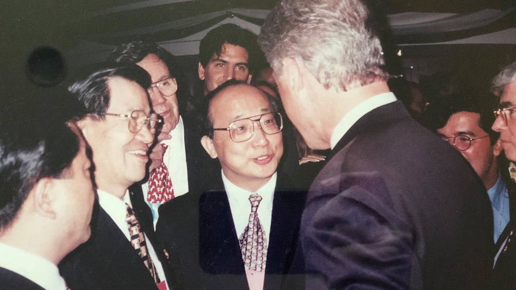 胡志強握手前美國總統柯林頓 網讚:真正的台美交流