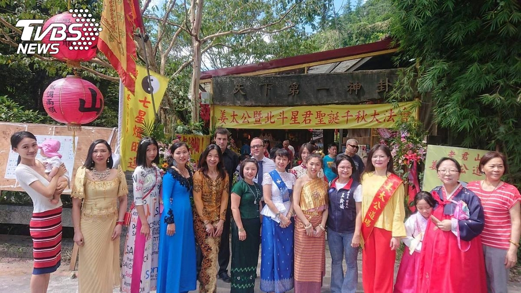 前年外國信眾穿著傳統服飾出席姜太公祝壽大典,吸引眾人目光。(圖/陽明山姜太公道場提供)