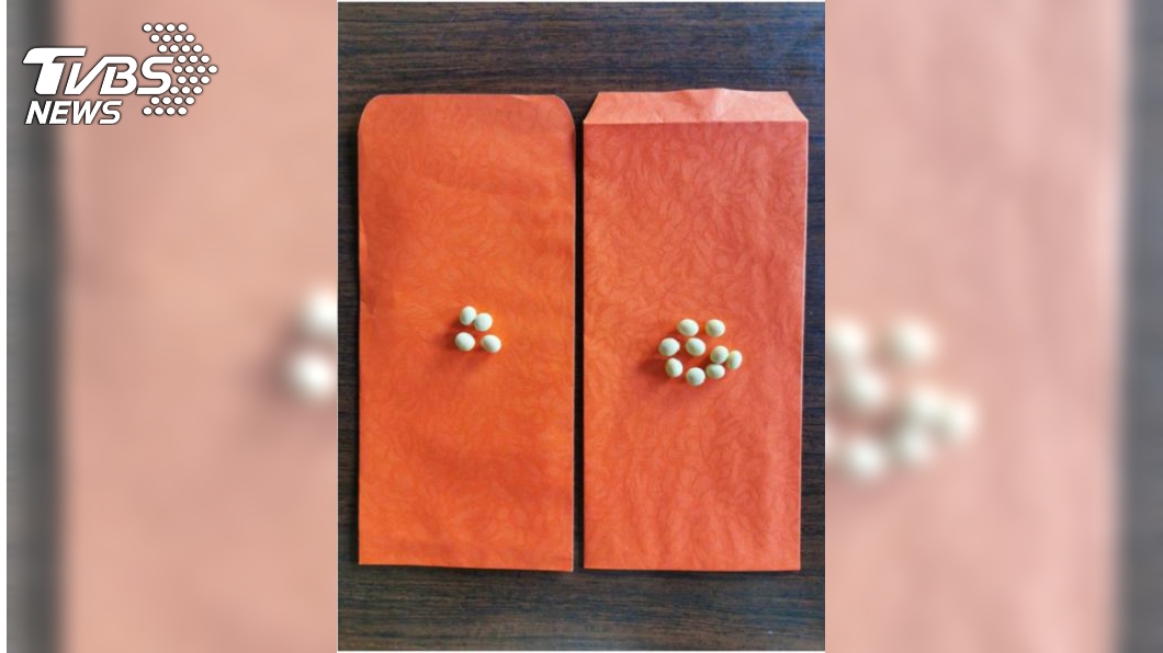 楊登嵙說,可準備2個紅包,紅包1個包4顆黃豆,另1個包9顆黃豆。(圖/楊登嵙提供)