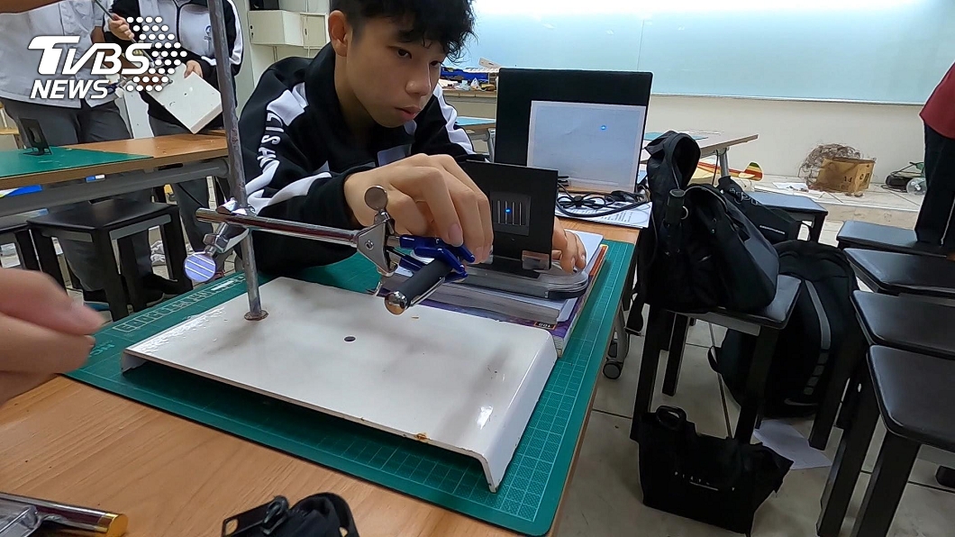 黃育綸認為，理科學生真的不需要為了升學去做科展，不如自己「持續」做研究，反倒也會是未來學習歷程上，多元表現項目上的亮點。（圖／TVBS）