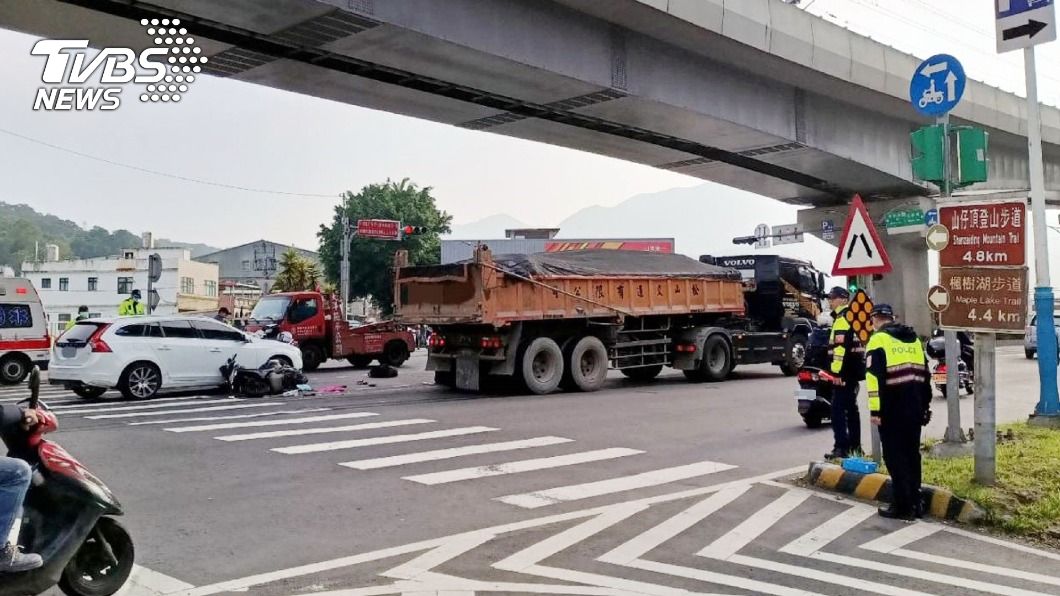 淡水21歲女騎士擦撞轎車倒地　遭後方砂石車輾斃