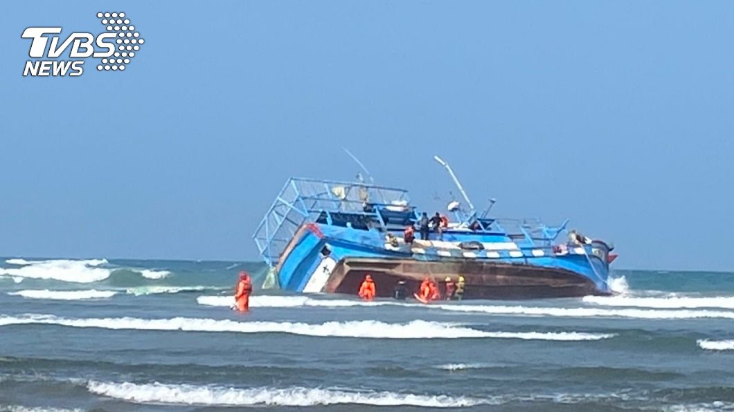 三芝淺水灣外漁船擱淺　海巡馳援5人脫困