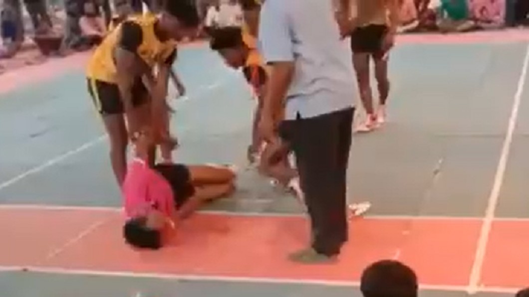 男子癱軟在地。(圖/翻攝自推特)
