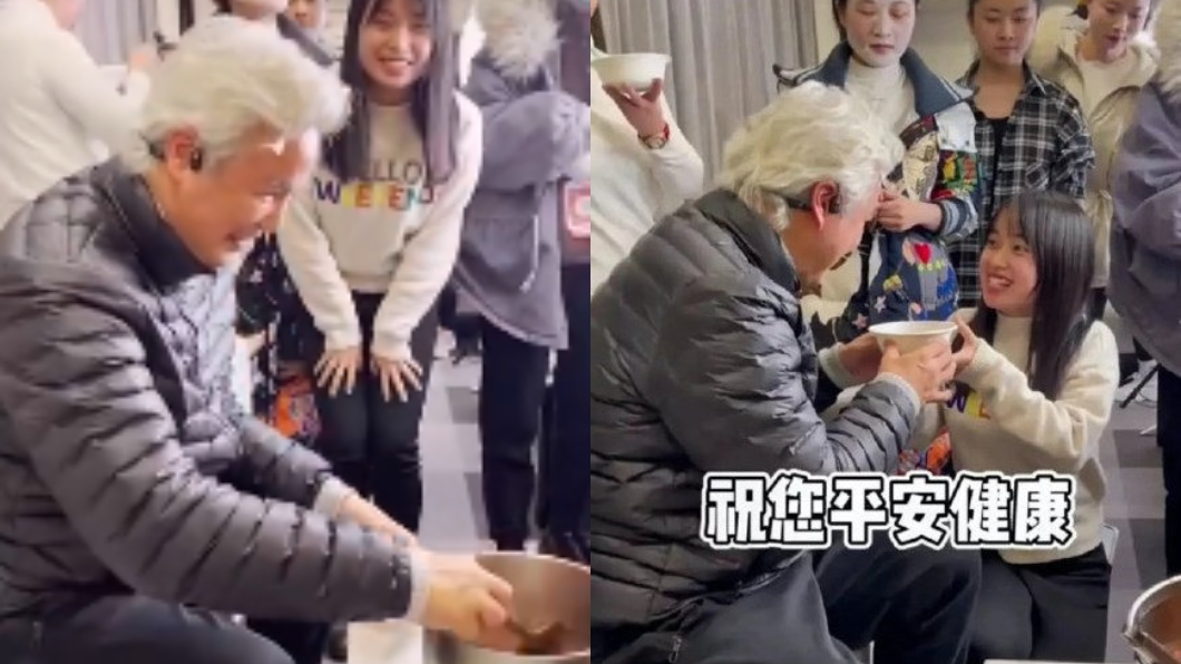 林瑞陽親自發粥,竟有一名女員工單膝下跪領粥。(圖/翻攝自微博)